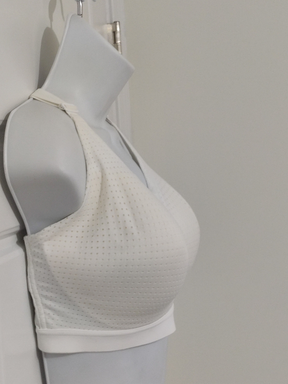 LIGHTWEIGHT BY VICTORIA'S SECRET SPORTS BRA SIZE 34DDD NWOT MSRP $79.50 - Picture 2 of 5